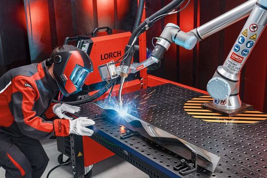 Beim Seam Pilot von Lorch übernimmt ein Linienlaser Nahtsuche und Nahtverfolgung. Selbst komplexere Konturen werden automatisch ohne viele Zwischenpunkte geschweißt. Für Bauteilfamilien genügt ein einziges Programm. Beim Seam Pilot von Lorch übernimmt ein Linienlaser Nahtsuche und Nahtverfolgung. Selbst komplexere Konturen werden automatisch ohne viele Zwischenpunkte geschweißt. Für Bauteilfamilien genügt ein einziges Programm.