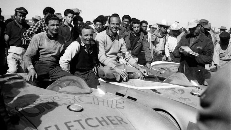 Die Carrera von 1954 war das letzte Straßenrennen unter diesem Namen bis zur Wiedereinführung der Veranstaltung als historisches Rennen 2006. Sieger wurde der Italiener Umberto Maglioli auf einem Ferrari 375 Plus Pinin Farina. Auch dieses Rennen war von tödlichen Unfällen überschattet, ein Umstand der mit zur Einstellung beitrug. Sechs Menschen, davon vier Rennteilnehmer, starben.  (Bild: Porsche AG)