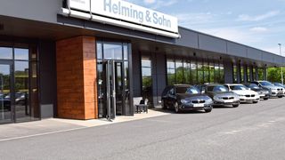 Im Gebrauchtwagenzentrum der BMW-Autohausgruppe Helming & Sohn GmbH setzt man bei der Fahrzeugannahme auf digitalisierte und standardisierte Prozesse. (Bild: »kfz-betrieb«/Schweitzer)