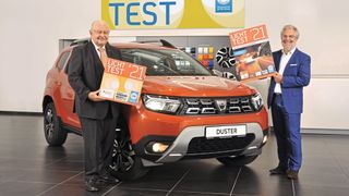 ZDK-Präsident Jürgen Karpinski (links) und Dacia-Deutschland-Geschäftsführer Christophe Mittelberger (rechts) mit dem neuen Dacia Duster, den es für den Gewinner in Weiß gibt.  (Bild: ProMotor)
