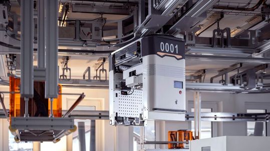 Stable material flow: OHT systems automatically transport sensitive wafers through production in protected FOUP containers.(Image: ALEX_GRETTER)