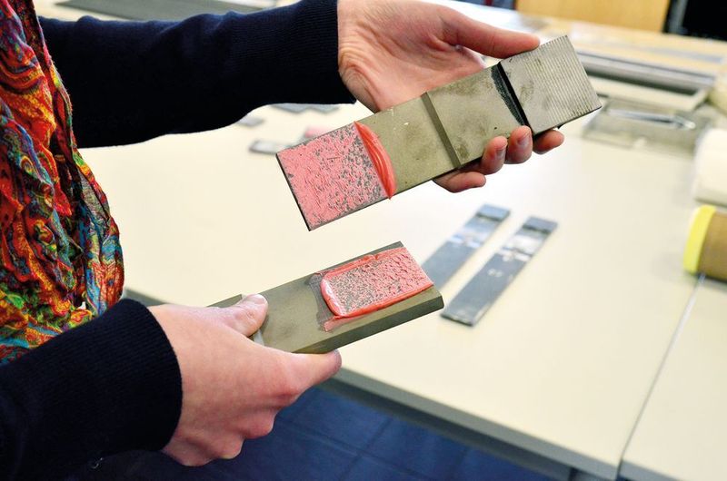 Nach dem Festigkeitsversuch wird das Bruchverhalten der Klebverbindung zunächst visuell begutachtet, aber auch detailliert im Rasterelektronenmikroskop. (FH Münster)