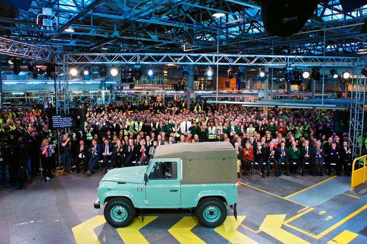 Zur Feier des Tages hatte der Geländewagenspezialist über 700 ehemalige und aktuelle Mitarbeiter zu einer Feierstunde in sein Stammwerk in der Nähe von Birmingham eingeladen. (Foto: Land Rover)