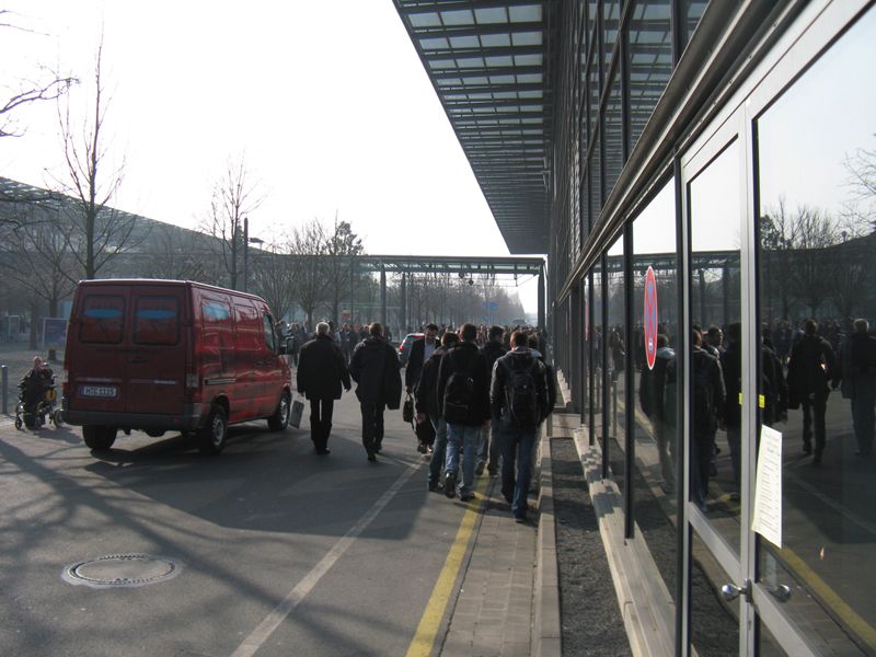 Der zweite CeBIT-Messetag, mittags: auch draußen wird die Fluktuation höher und ein Durchkommen schwieriger - ab nach Hause!. (Bild: ab)