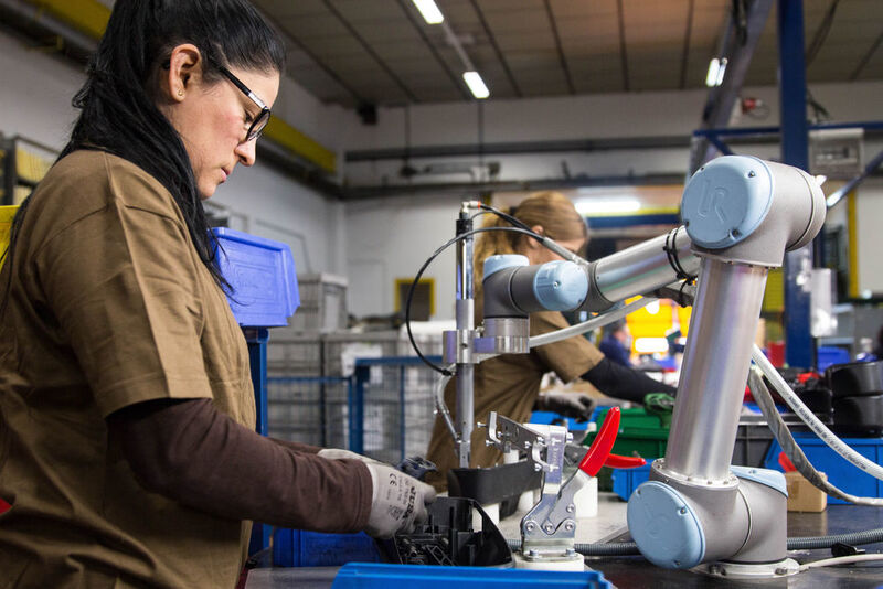 Kollaboration: Mensch und Roboter arbeiten Hand in Hand. (Universal Robots)