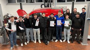 Über acht neue Gesellen freut sich der Bitburger Prüfungsausschuss der Kfz-Innung Bernkastel-Wittlich-Bitburg. Alle acht wurden in der Fachrichtung Personenkraftwagen ausgebildet. Die Übergabe der Prüfungsbescheinigungen fand bereits im Januar in der Kfz-Werkstatt der Theobald-Simon-Schule in Bitburg statt. Vom Prüfungsausschuss (r.) gratulierten Christina Krämer, Timo Rings und Patrick Dichter. Aktuell befinden sich 165 angehende Kfz-Mechatroniker im gesamten Innungsbezirk Bernkastel-Wittlich-Bitburg in Ausbildung. (Bild: Kfz-Innung Bernkastel-Wittlich-Bitburg)