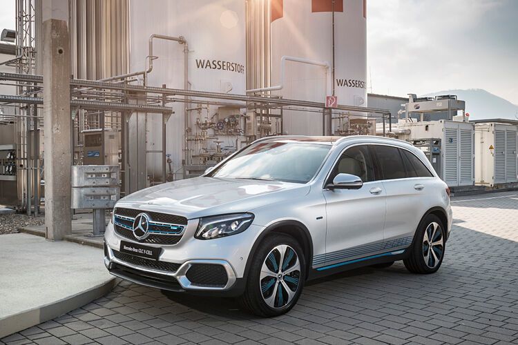 Ob gerade die Brennstoffzelle Wasserstoff in Energie umwandelt oder sich der E-Motor an der 13,8 kWh großen Lithium-Ionen-Batterie bedient, merkt man nicht. (Daimler)
