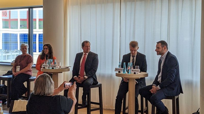 Beim Pressefrühstück standen Andreas Förster (Geschäftsführer DECHEMA), Jürgen Nowicki (Vorsitzender des Achema-Ausschusses) und Björn Mathes (Geschäftsführer Dechema Ausstellungsgesellschaft) den rund 20 internationalen Journalisten Rede und Antwort. Kurzes Zwischenfazit: Aussteller und Veranstalter der ACHEMA 2024 sind in Summe sehr zufrieden mit den ersten beiden Tagen und der Trend zu mehr internationalen Ausstellern zeige sich auch an der wachsenden Anzahl internationaler Besucher.  (Bild: Ernhofer / PROCESS)