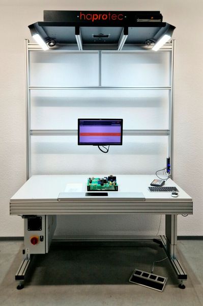 Haprotec finden Sie in Halle A4, Stand 300: Zur Messe bringt das Team von Haprotec den Bestückungstisch Jonic, der THT-Bauteile im Greifbereich des Werkers verfügbar macht, und der als ideeller Nachfolger des Royonic gilt. Entsprechend sind etwa Bauteilfächer des Royonic auch mit dem Jonic nutzbar. (Bild: Haprotec)