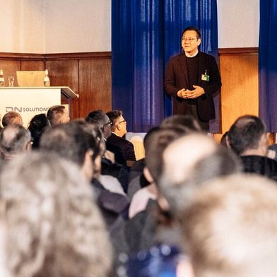 Won-jong Kim informiert die HELLER-Mitarbeitenden über den erfolgreichen Abschluss der Übernahme und erläutert die Synergien der neuen Partnerschaft mit DN Solutions. (Bild: DN Solutions)