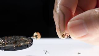 Ein ultradünner Nanomesh-Sensor kann den mit einer Fingerkuppe ausgeübten Druck amessen, der Tastsinn wird dabei nicht beeinträchtigt. (Someya-Yokota-Lee Group / The University of Tokyo)