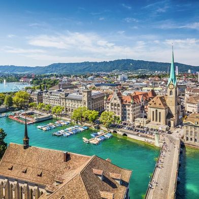 Zürichs Smart-City-Strategie setzt auf konkreten Nutzen im Alltag: Digitale Verwaltungsangebote erleichtern Behördengänge, Beteiligungsplattformen stärken Mitbestimmung und offene Daten schaffen Transparenz. (Bild: © JFL Photography – stock.adobe.com)