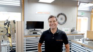 Dirk Zedler, Gründer, Prüfexperte und Sachverständiger des Zedler-Instituts für Fahrradtechnik und -Sicherheit hat seine Leidenschaft zum Beruf gemacht. Er sagt: «Durch die grosse Auswahl von Norelem finden wir immer wieder neue Ansätze, mit denen wir unsere Anlagen optimieren können.» (Bild: Zedler-Institut/Norelem)