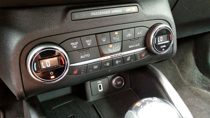 Übersichtlich und aufgeräumt: Die Bedieneinheit für Klimaanlage, Front-, Heckscheiben- und Sitzheizung hat Ford ebenfalls deutlich vereinfacht. (Thomas Günnel/Automobil Industrie)