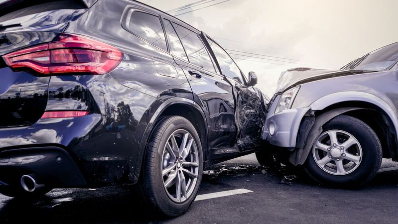 Nach einem Unfall geht es immer um die Schadenregulierung mit der Versicherung.(Bild:  © Panumas - adobe.stock.com)