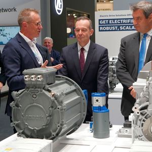 Auch bei Bosch Rexroth drehte es sich um elektrische Antriebe. Hierbei handelt es sich um Elion, ein elektrischer Antrieb für mobile Baumaschinen von Bosch Rexroth. Er ist in vier Baugrößen verfügbar und kann in kompakten als auch schweren Arbeitsmaschinen eingesetzt werden.(Bild:  Sandro Kipar/VCG)