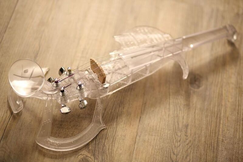 Aktueller Prototyp der 3Dvarius: Der 3D-Drucker SLA 3500 hat die E-Violine mit Kunstharz gedruckt. (Bild: 3Dvarius)