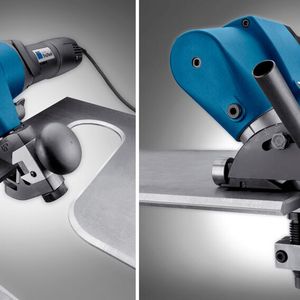 Links der Trumpf-Kantenformer Trutool TKF 700 und rechts der große Bruder TKF 1500. Die benötigte Fasenhöhe und die Anpassung an die Blechdicke der Werkstücke, die bearbeitet werden sollen, lassen sich bei beiden Geräten ohne zusätzliches Werkzeug einstellen.(Bild:  Trumpf)