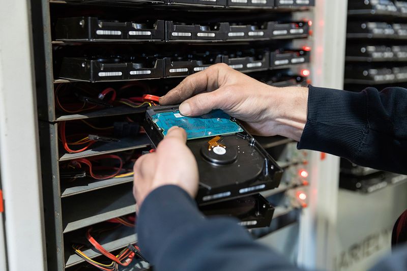 Dafür werden die Komponenten überprüft, eventuell direkt wiederverwendet, zum Teil sogar repariert und was nicht mehr im Hause gebraucht werden kann, kaufen Partner, die zum Beispiel an die Rohstoffe kommen wollen.  (OVH)