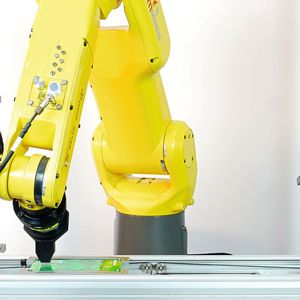 Gerade bei empfindlichen, variantenreichen Bauteilen sind kraftgesteuerte, sensoradaptive Fügeprozesse entscheidend.(Bild:  Artiminds Robotics GmbH)