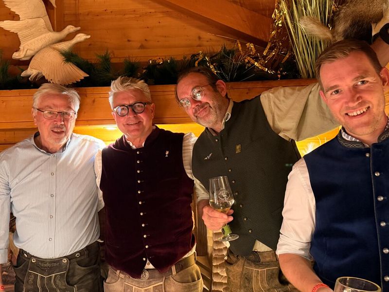 (v. l.) Ullrich Wieland mit Alex Fürst (ISEGRIM), Jörg Sahlmann (Microstaxx) und Michael Müller (zurichnetgroup) sind textsicher. (Bild: Vogel IT-Medien)