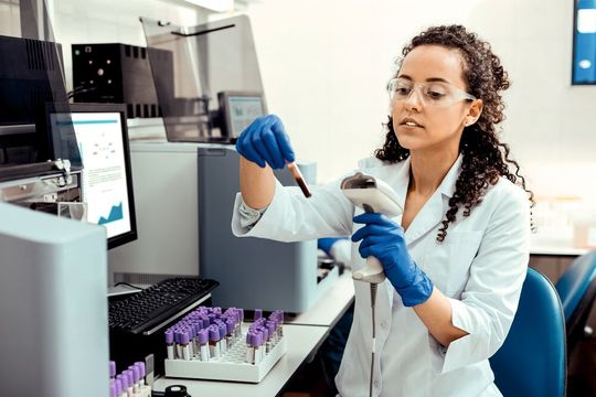 Abb.1: Probennachverfolgung wird durch Barcodes und Lesegaräte deutlich erleichtert. Abb.1: Probennachverfolgung wird durch Barcodes und Lesegaräte deutlich erleichtert.