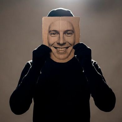 Wer steckt dahinter? Deepfake-basierter Identitätsbetrug zielt laut Gartner zunehmend auf Behörden, die ihre digitale Kommunikation mit proaktiven Vertrauensmechanismen absichern müssten. (Bild: KI-generiert)