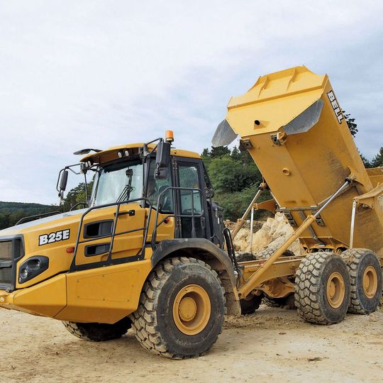Der Bell B25E harmoniert gut mit der Ladeflotte (3,0-/3,5-m³-Tieflöffel bzw. Radlader) und gewährleistet dank effektiver Muldenheizung und günstiger Geometrie auch schnelle Kippzyklen bei stark bindigen Materialien.(Bild:  Bell Equipment)