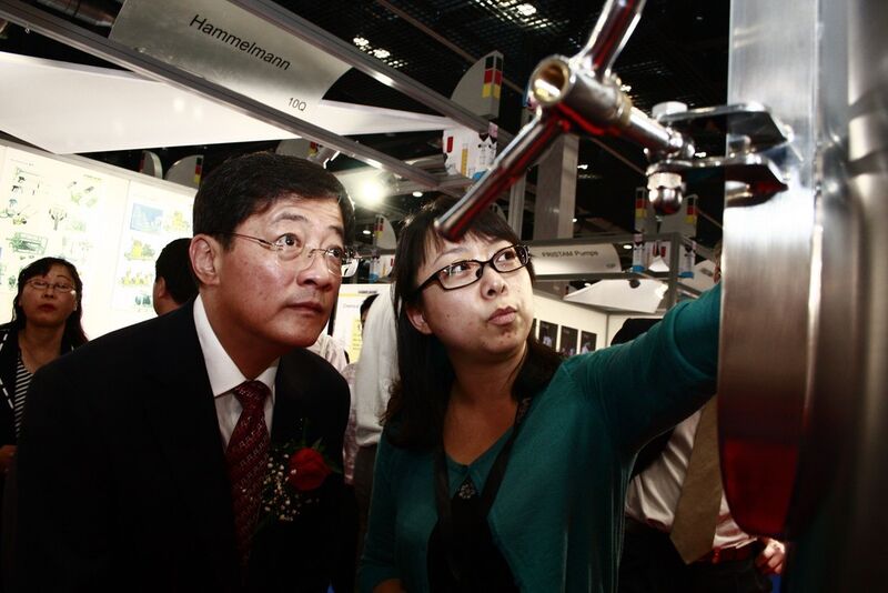 Ren Jian-Xin, Präsident von Chem China, hielt in den Messehallen Ausschau nach den neusesten Technologien. (Bild: Dechema)