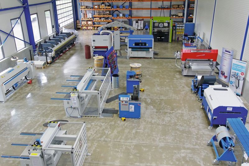 Test- und Prototypenbearbeitung, Mitarbeiter trainieren: Im grosszügigen Showroom in Tägerwilen stehen Abkantpressen, Schwenkbiegemaschinen, Entgrat- und Schleif­maschinen bereit. (Konrad Mücke SMM)