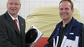 Günter Rings, Verkaufsleiter DuPont Refinish (li.) und Michael Zajac vom Theodor-Schäfer-Berufsbildungswerk (TSBW) Husum in der neuen Lackiererei. (Archiv: Vogel Business Media)