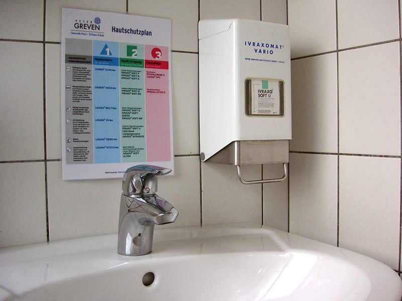 Bild 3: Maßnahmen zum Hautschutz werden in plakativen Hautschutzplänen visuell zusammengefasst und am Arbeitsplatz zur Information der Mitarbeiter ausgehängt. (Archiv: Vogel Business Media)