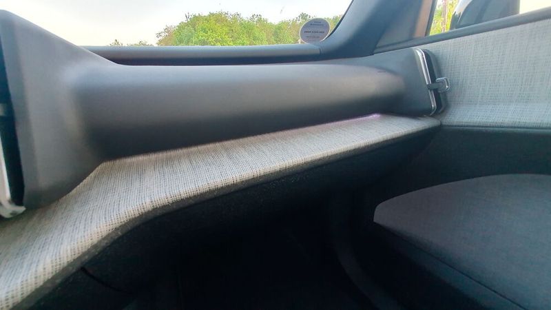 Die Innenraummaterialien sind in allen vier Designs recht außergewöhnlich: Anstelle von Leder und Stoffen kommen vor allem recycelte Materialien zum Einsatz. Das Innenraumdesign Misty des Testwagens zeichnet sich unter anderem durch die Dekoreinlage Flax aus. Nicht verzichtet hat Volvo auf eine Ambientebeleuchtung. (Bild: Mauritz – VCG)