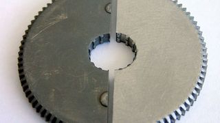 Das neue RE-Verfahren kommt am Markt gut an. Zahnräder werden mit deutlich reduziertem Einzug in einem Stück hergestellt (im Bild rechts), wo früher (links) deren zwei zusammengefügt werden mussten.  (Bild: Schiess)