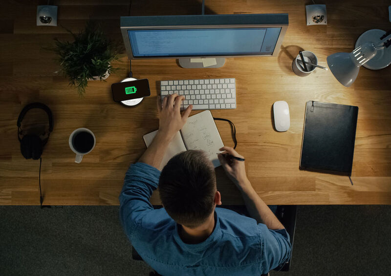 Mit dem InLine Qi charge Light fällt die platzsparende Entscheidung zwischen Ladestation und Nachttischlampe zukünftig flach. Smartphones und Tablets tanken per Qi neue Energie – ohne lästiges Einstöpseln. Einfach drauflegen und das Handy hält seinen Powernap. Mit integriertem LED-0,5W-Leuchtring dient die kabellose Ladestation gleichzeitig als Nachttischlampe, die ein sanftes Strahlen verbreitet. Beide Technologien funktionieren auch separat voneinander. ( InLine )