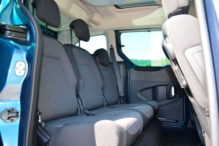 Für Mitfahrer bietet der Berlingo überragende viel Kopffreiheit. Der Platz für die Beine fällt mit 24,5 Zentimetern konkurrenzfähig, aber im Vergleich weniger üppig aus. (Seyerlein / »kfz-betrieb«)