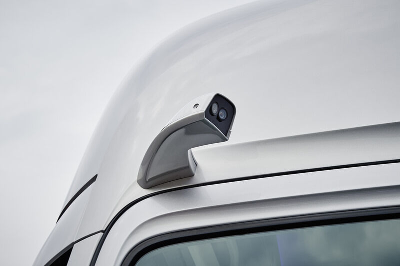 Alle Sensoren an Bord des Future Truck 2025 sind miteinander vernetzt und liefern durch die Fusion der Daten im Zentralrechner ein komplettes Bild der Umgebung. (Bild: Mercedes-Benz)