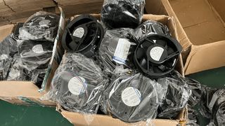 Im September erfolgte eine unangekündigte Razzia in der Fälscherwerkstatt. Dabei wurden über 300 Ventilatoren und rund 500 ebm-papst-Etiketten sichergestellt. (Bild: ebm-papst)