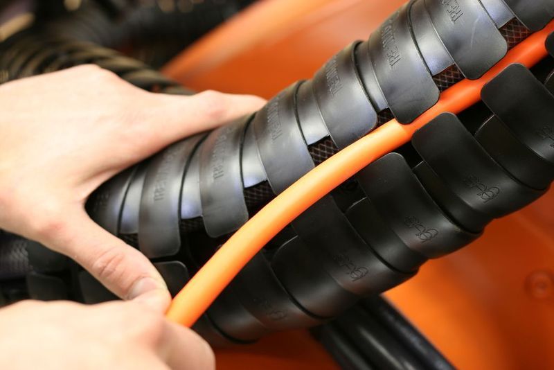 Blitzschnelles Austauschen von Leitungen: Energiekette „Triflex R“ in der „Easy“-Version. Die Leitungen werden einfach von Hand in die Kette hineingedrückt und sind immer von außen zugänglich. Bild: Igus (Archiv: Vogel Business Media)