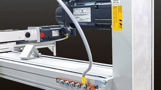 Die Erdungsverbindung zwischen Motor und Achse sowie die auffällige gelbe Plakette mit der entsprechenden Schutzklassifizierung weisen auf die EX-Schutz-Modifizierung hin. (Bild: IEF-Werner GmbH)