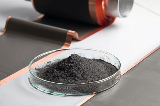 Die Forschung beschäftigt sich heute auch stark mit der Batterietechnik. Es geht um Leistung, Lebensdauer, wirtschaftliche Herstellung, Nachhaltigkeit, Umweltschutz und ums Recyceln. Am Fraunhofer IWS will man Elektroden etwa flourfrei beschichten, um die Leistung zu pushen ...(Bild:  Fraunhofer IWS)