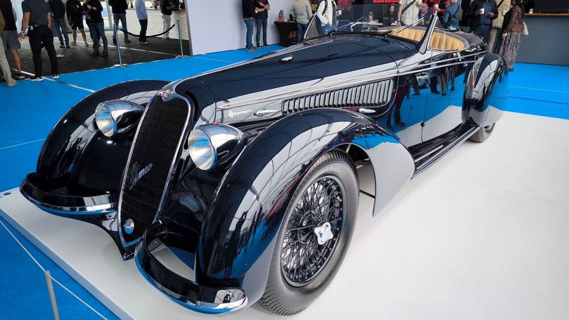 Für rund 12,7 Millionen Euro wechselte ein Alfa Romeo 8C 2900B Lungo Spider aus dem Jahr 1939 den Besitzer. Die entsprechende Serie baute Ferrari von 1931 bis 1939. Der Motor hat zwei obenliegende Nockenwellen und einen Zylinderkopf aus Aluminium sowie zwei Kompressoren. Serienmäßig leistet der Motor 142 PS/104 kW. Gerade einmal 188 Exemplare aller Versionen entstanden. (Bild: classic analytics)