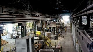 Entlang der Produktionsstraße sind die T-Gage-Temperatursensoren unter der Fahrschiene des Krans montiert, der die Pfannen transportiert. (Bild: Turck)