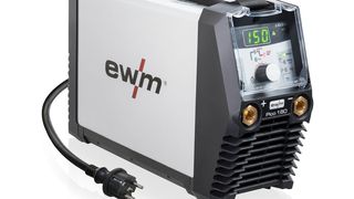 Die Pico 160 cel puls von EWM ist für alle E-Hand-Anforderungen gerüstet, wie es heißt, und bietet mit einer neuen Steuerung die Möglichkeit zur intuitiven Bedienung. Mit diesem Einhand-Bedienkonzept könnten die Funktionen über einen einzigen Knopf, auch mit Handschuhen, sicher eingestellt werden. (EWM)