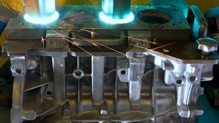 Bei der Großserienproduktion von Aluminiumdruckguss-Kurbelgehäusen setzt das BMW Werk Landshut ab sofort auf das innovative Lichtbogendrahtspritzen. (Bild: BMW)