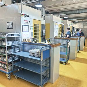 Une des deux lignes de production de trois Robodrill, conçue pour rester flexible : une machine peut absorber un petit lot sans interrompre le flux principal.(Source :  Marina Hofstetter)