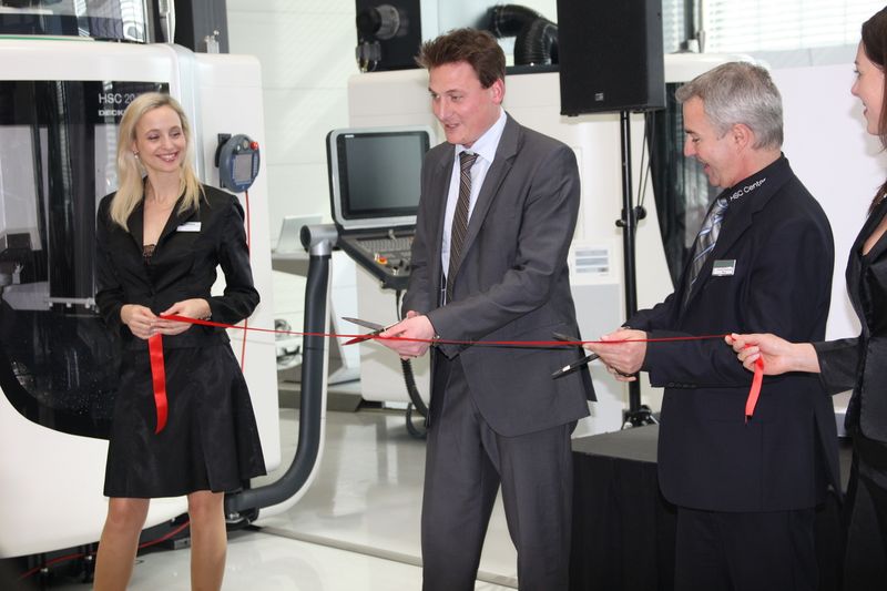 Das Band ist durchtrennt – feierliche Eröffnung des neuen HSC-Centers durch Andreas Rossberger, Hans-Günter Dose und Dr. Thorsten Schmidt. (Archiv: Vogel Business Media)