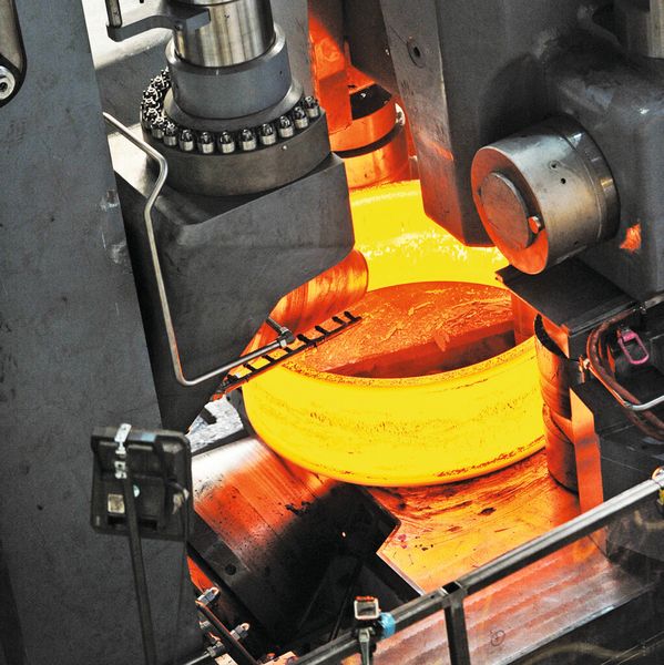 Eine runde Sache: Die erste Ringwalzanlage von Siempelkamp in Krefeld bedient sich einer Antriebstechnik „aus einem Guss“. Dadurch sind alle Teile der gesamten elektrischen und mechanischen Ausrüstung aufeinander abgestimmt. (Bild: Siempelkamp)