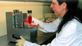 Abb. 1 PCLS-Präparation mit einem Krumdieck Tissue Slicer. (Archiv: Vogel Business Media)