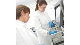 Der neue Sequenzierer am DSMZ kann im Schnitt mehr als 3.100 Basen ununterbrochen lesen und eine komplexe, mikrobielle Genomsequenzierung in einem Tag abschließen, die zuvor eine Woche oder länger dauerte.  (Bild: DSMZ/ Marek Kruszewski)